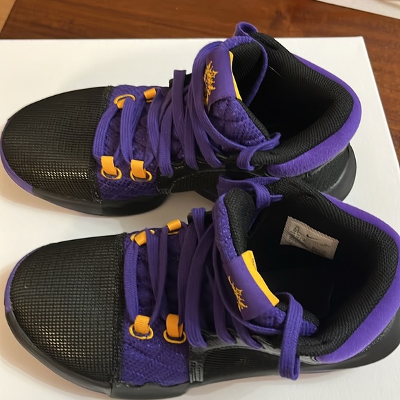 Nike LeBron Witness 8 Basketball Shoes
Color: Black/Gold/Purple
Quantity: 1 - Picture 9 of 11